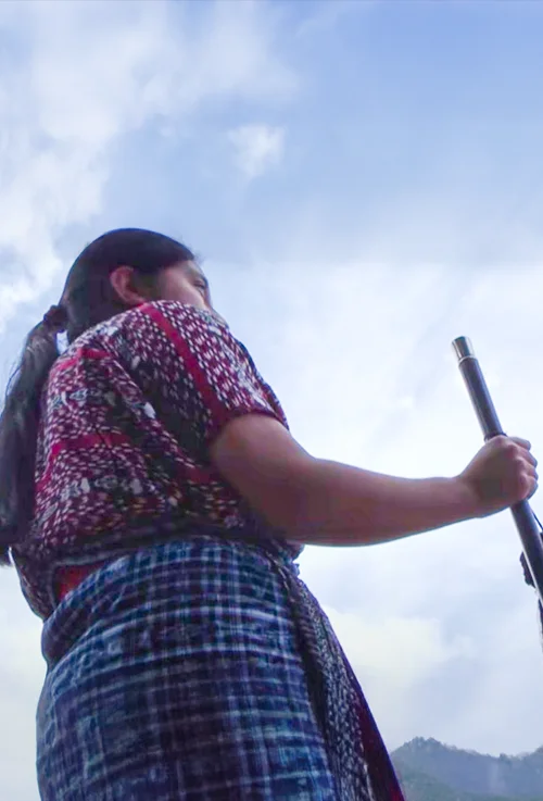 Mujeres tejiendo la historia